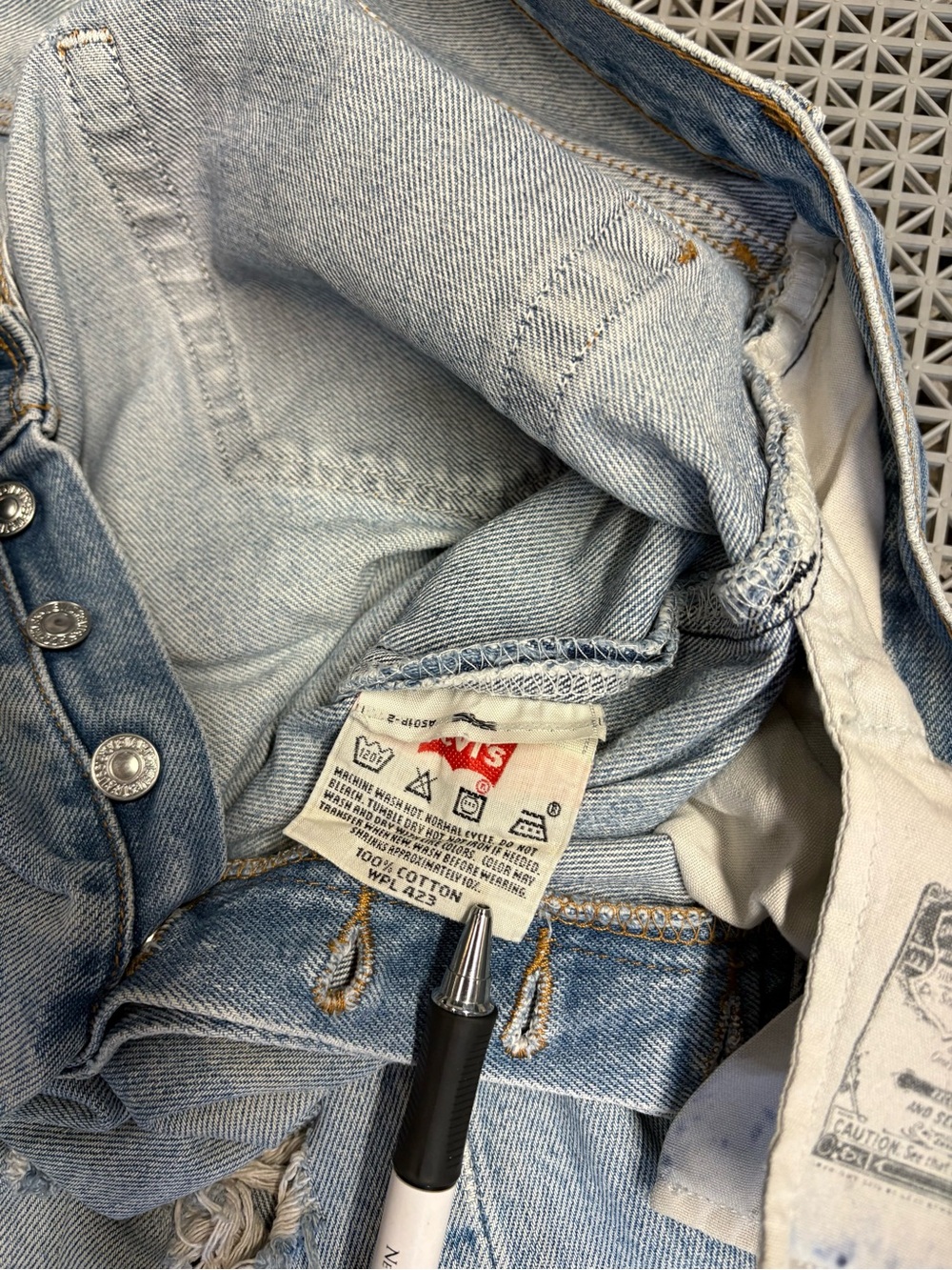 Vintage Levi's 501 Light Wash Distressed Button-Fly Blue Jeans Y2K - Picture 3 of 16